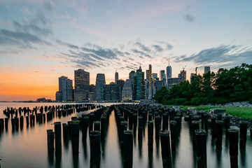 Fototapeta premium New York Manhatten skyline at sunset from brooklyn