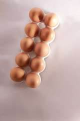 huevos ecológicos ordenados en envase y fondo liso