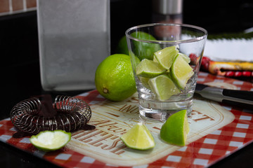 Caipirinha, bebida brasileira feita com cachaça, limão e açucar