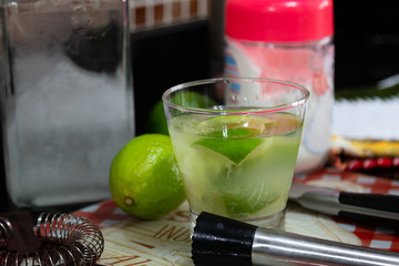 Caipirinha, bebida brasileira feita com cachaça, limão e açucar