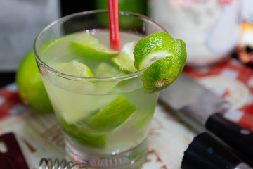 Caipirinha, bebida brasileira feita com cachaça, limão e açucar