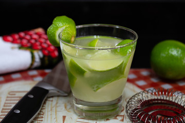 Caipirinha, bebida brasileira feita com cachaça, limão e açucar