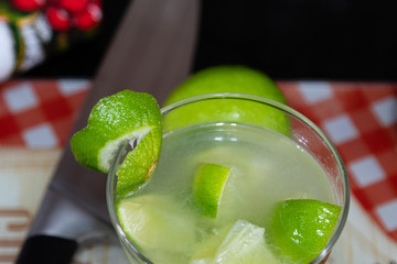 Caipirinha, bebida brasileira feita com cachaça, limão e açucar