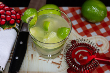 Caipirinha, bebida brasileira feita com cachaça, limão e açucar