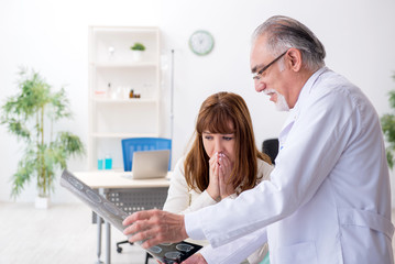 Obraz premium Young woman visiting experienced doctor radiologist