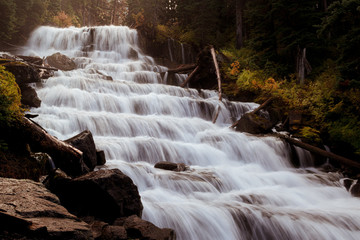 Fototapeta na wymiar Wasserfall im Joffre Nationalpark bei Whistler, Canada