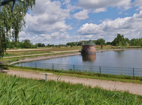Weg zwischen Schieberh&auml;uschen auf Elbinsel