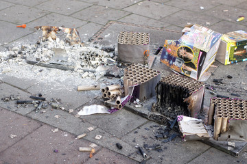 Silvesterdreck auf Bürgersteig