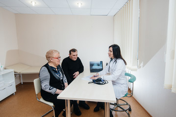 Obraz premium A couple of elderly people at a personal doctor's appointment at a medical center. Medicine and healthcare