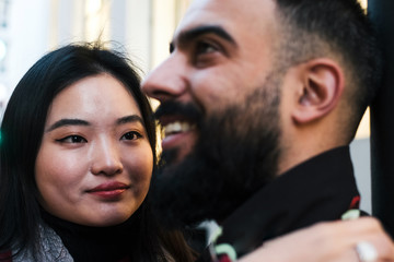 chica joven asiatica mirando a su novio feliz