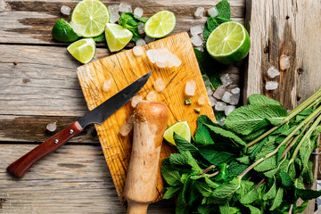 Ingredientes cocktail de mojito: lima, menta y hielo