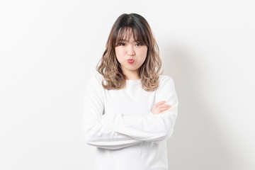 腕組みする若い女性