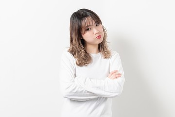 Fototapeta premium 腕組みする若い女性