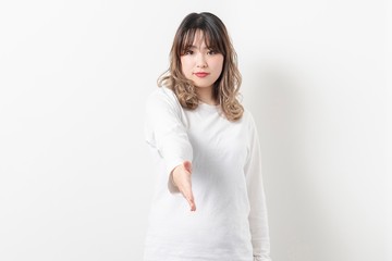 握手で手を差し出す若い女性