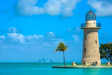 Rolgordijnen Boca Chita Lighthouse and Miami Skyline © kellyvandellen