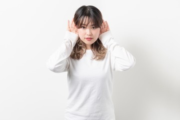 聞き耳をたてる若い女性