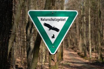 naturschutz gebiet schild im wald symbol deutsch