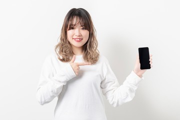Fototapeta premium スマホを持つ若い女性