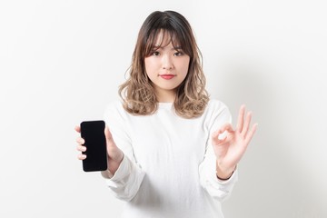 スマホを持つ若い女性