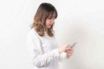 スマホを持つ若い女性