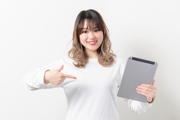 Fototapeta premium タブレットを使う若い女性
