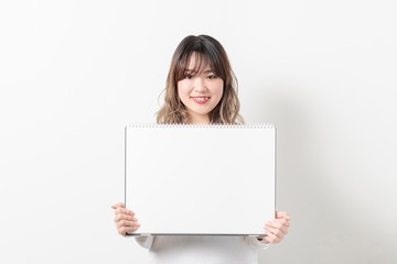 スケッチブックを持つ若い女性