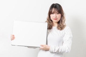 Naklejka premium スケッチブックを持つ若い女性