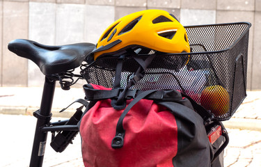 Fahrradkorb und -helm