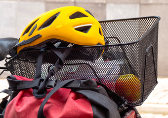 Fahrradkorb und -helm