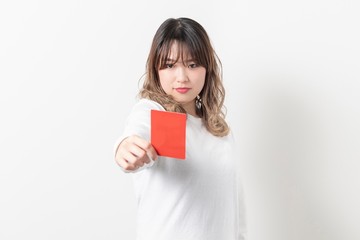 Fototapeta premium レッドカードを示す若い女性