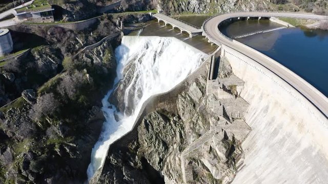 presa de agua con drone. Presa echando agua en la monta&ntilde;a
