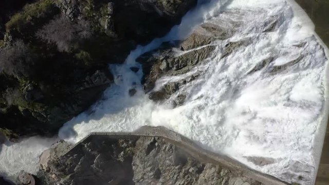presa de agua con drone. Presa echando agua en la monta&ntilde;a