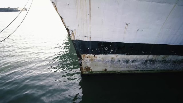 antiguo barco abandonado y oxidado en puerto. Agua fluyendo