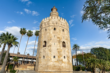 Fototapeta na wymiar Torre del oro en Sevilla, Andalucía, España
