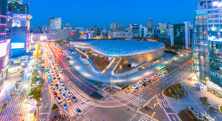 Seoul, Zuid-Korea - 20 November 2016: Dongdeamun Desig Plaza bij nacht Seoul Seoul Zuid