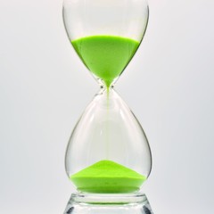 reloj de arena verde aislado sobre fondo blanco