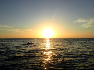 Fototapeta na wymiar ボルネオの夕日の海を走るボート