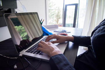 Laptop y oficina de trabajo