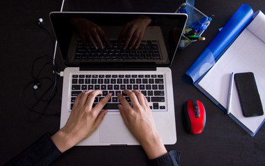 Laptop y oficina de trabajo