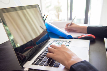 Laptop y oficina de trabajo