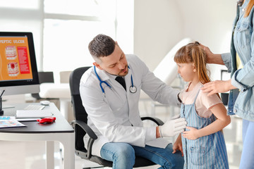 Obraz premium Woman with her little daughter visiting gastroenterologist in clinic