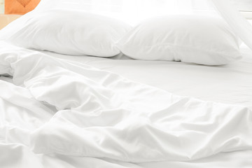 Obraz premium Soft white linen on bed