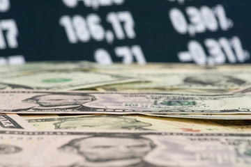 Kurstafel an der Börse und Dollar Geldscheine
