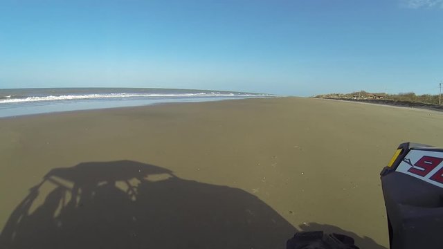 manejando en la arena con una moto