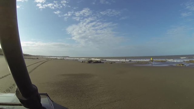 manejando en la arena con una moto , cerca de la playa en una moto