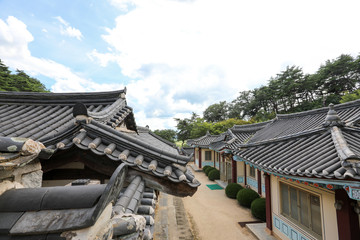 Obraz premium Beautiful Korean traditional houses and roofs. Dosanseowon, Andong, Gyeongsangbuk-do