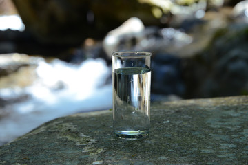 飲み水とグラス