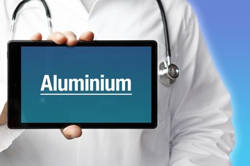 Aluminium. Arzt mit Stethoskop hält Tablet-Computer in Hand. Text im Display. Blauer Hintergrund. Krankheit, Gesundheit, Medizin