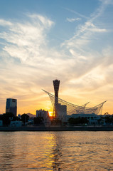 Obraz premium 夕焼けの空と神戸の港