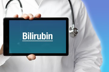 Bilirubin. Arzt mit Stethoskop hält Tablet-Computer in Hand. Text im Display. Blauer Hintergrund. Krankheit, Gesundheit, Medizin